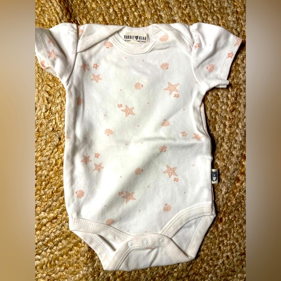 3 Piece set Rabbit and Bear Organic Cotton onesies 3-6 months - Picture 4 of 7